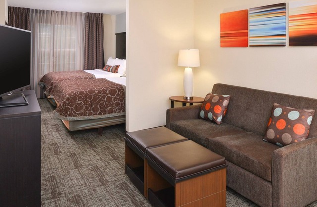 Outdoor Pool + Free Wi-Fi + Free Breakfast Buffet | Comfy Studio