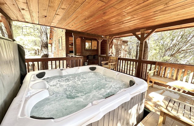 Outlaw | Amazing Spa, Fireplace and Deck!