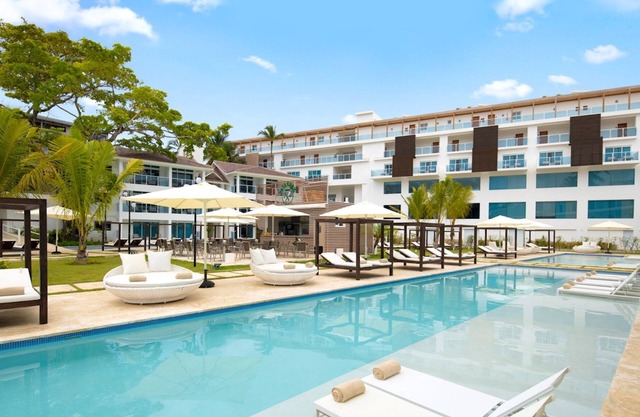 Outstanding 2 Bedroom Apartment, Pool View (D)