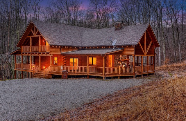 Overbrook Lodge, 5 bedrooms, 4.5 baths, Sleeps 16 and Two miles to Rock House