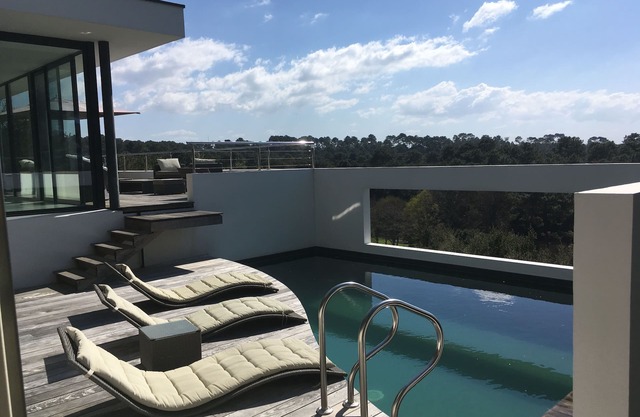 Overlooking the golf course, exceptional villa with views of the Pyrenees and the ocean