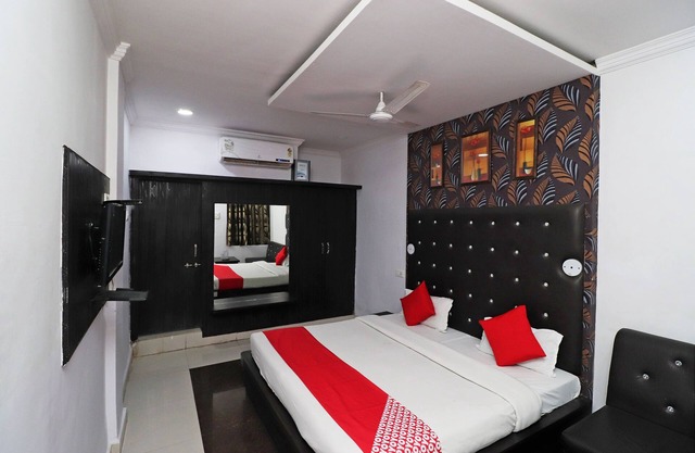 OYO 43850 Hotel Mn Galaxy