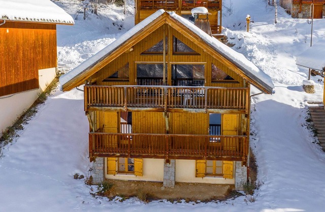 Oz/Alpe d'Huez 150m slopes, up to 18pers, Jacuzzi, en-suite bedrooms