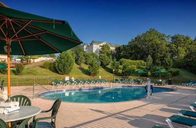 Ozark Escape Minutes from Attractions – Balcony, Kitchen & Open Layout | 3 Units