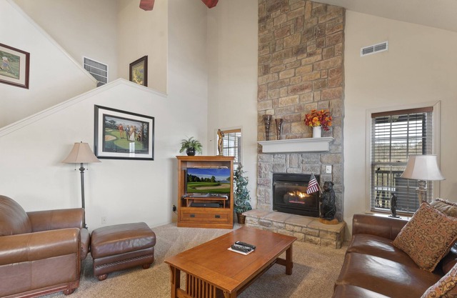 Ozark Villa - Charming 2 Level Vacation Villa in rustic Stonebridge Resort