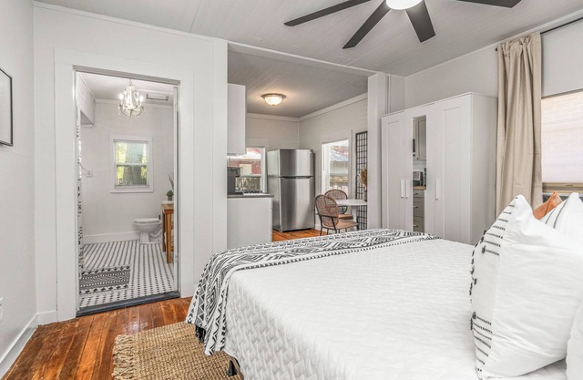 P'Cola at Nightfall. 1 bed 1 bath Cottage