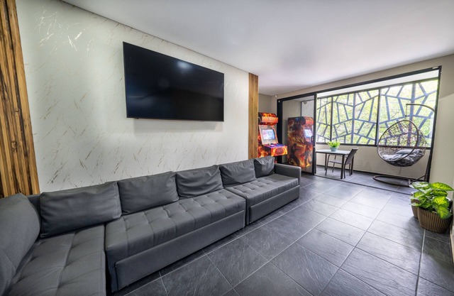 p6, 6 bedroom and Jacuzzi 1 block from LLeras park