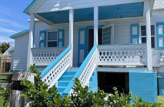 Pa Willie’s - Locally owned historic cottage conveniently located with dock.