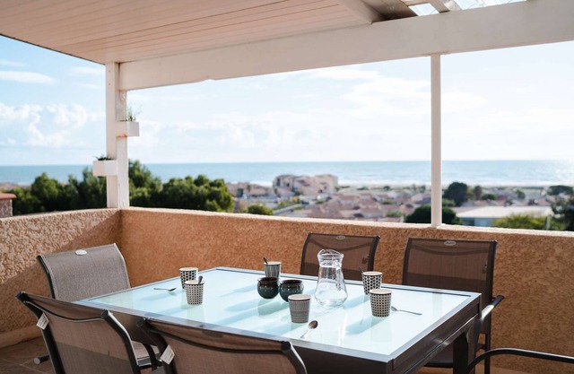 PA49 : Saint Pierre La Mer : 3 roomed villa with see view