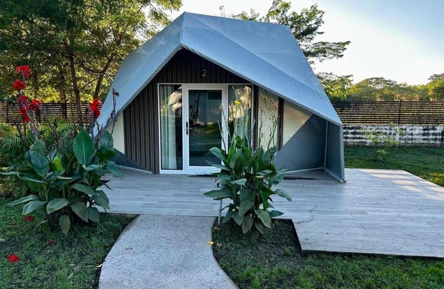 Pacific Glamp