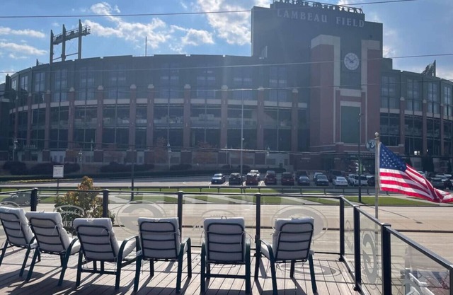 PackerPlex| Across From Lambeau Field! Sleeps 19!