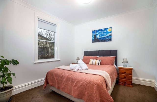 Paddington Villa 3 Close to town, Neat & Practical