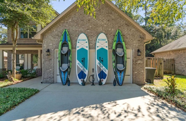 Paddle Boards, Beach Gear, Backyard Bar & lawn games!