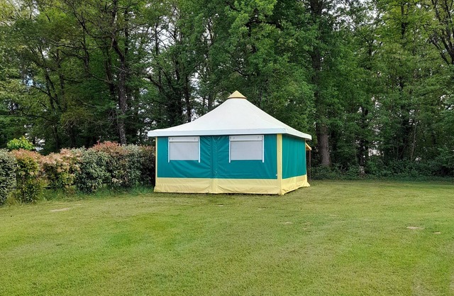 Pagan tent. On flat, shady grounds, with swimming pool. Quietly.