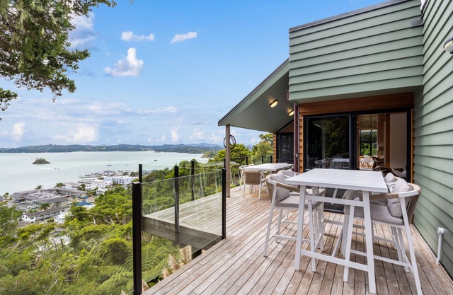 Paihia Bay Views Large Home with Hot Tub