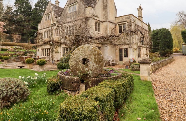 PAINSWICK MILL, pet friendly, character holiday cottage in Painswick