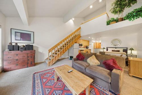Palisades Tahoe Lodge Rentals Studio Loft #345