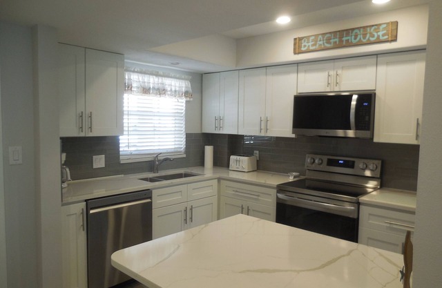 Palm Bay Club #168 Private beach perfect for a Staycation/recently updated