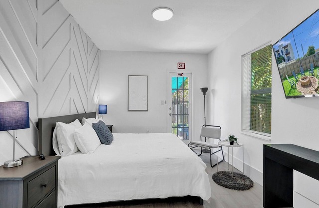 Palm Breeze Retreat . Close to Beach & Downtown