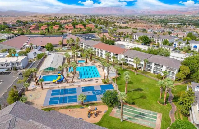 Palm Tree Paradise. Pools, Waterslides, & More!