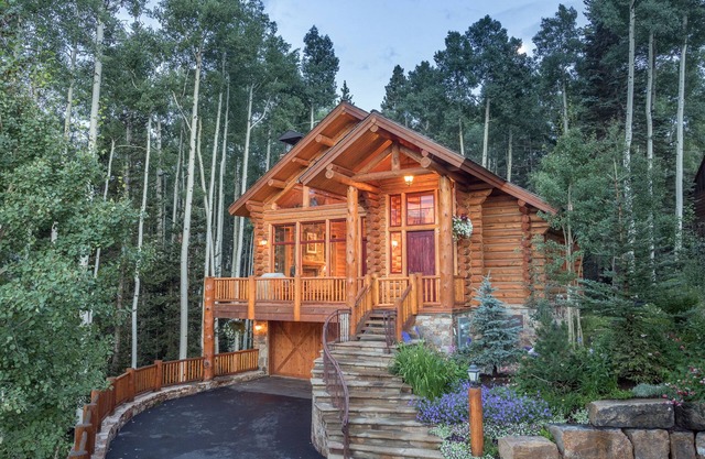 PALMYRA PINES- Ski-In/Ski-Out Luxe cabin w/Vibrant Views & Hot Tub
