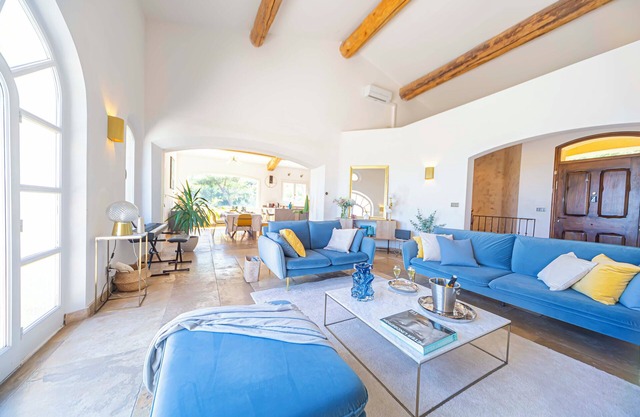 Panoramic 4-BR Villa near Aix w/Pool, AC - for 10 people