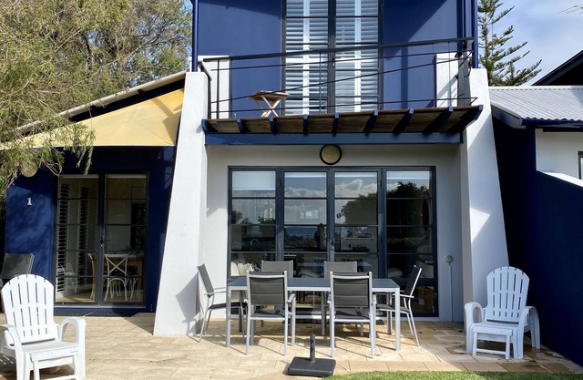 Panoramic Bay Views - Pet friendly & only a 5 minute stroll to town