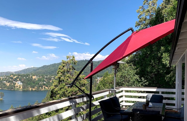 Panoramic Lake View! Modern 4 BD 2 BA/Level entry