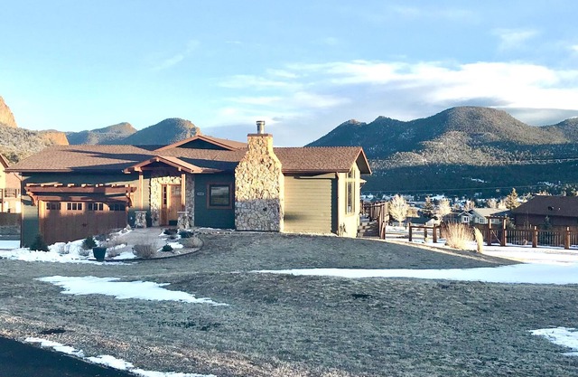 Panoramic MTN Views / Outdoor Spaces/ Deck Patio/ Grill/NO LODGING TAX ON 30 DAY