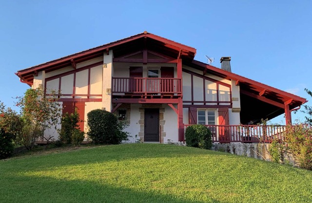 Panoramic Pyrenees View Villa: 6 Sleeps, 3 Beds, Pets Allowed, Internet, BBQ, Near Thermes