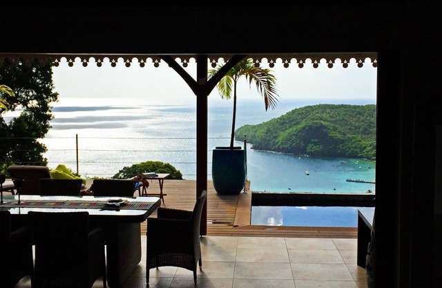 Panoramic view and cozy atmosphere for this villa in Creole style