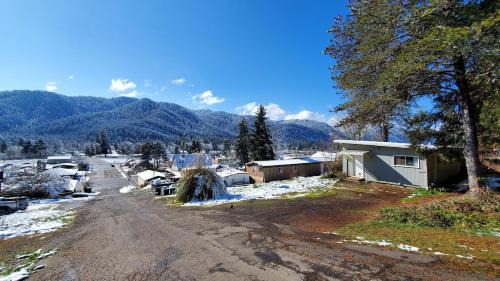 Panoramic View 2br on Hill in Uptown Oakridge