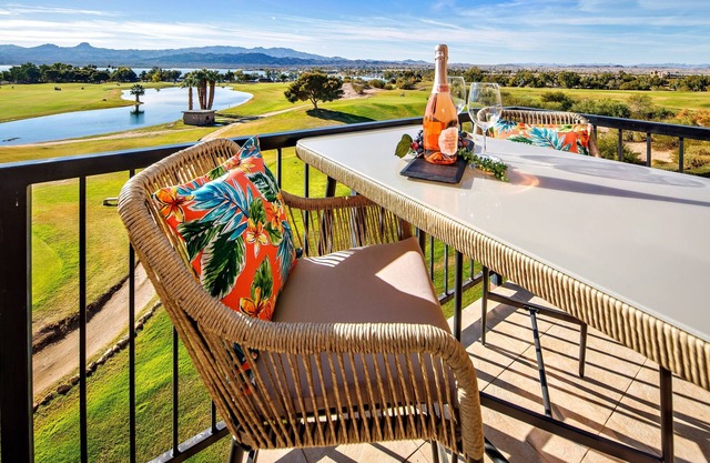 Panoramic Views from Every Window! Less than 10 minute walk to the London Bridge