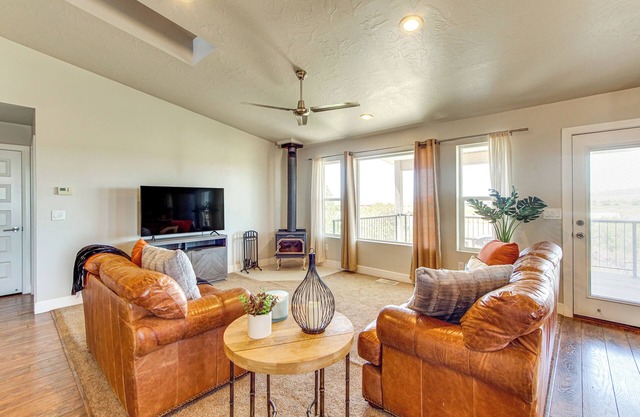 Panoramic Views: Spacious Home in Cedar City!