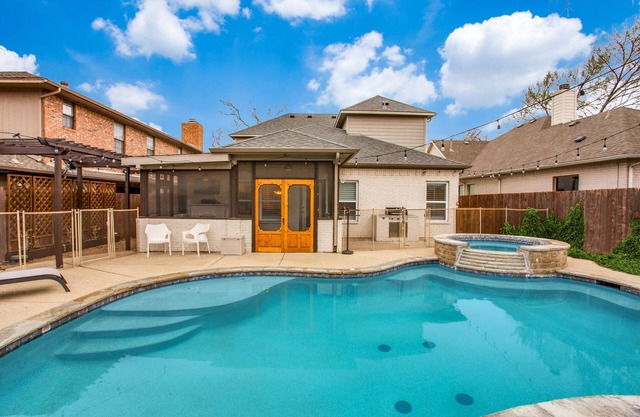 Panther City Paradise ~ Resort Pool & Spa! Close to everything FW offers!