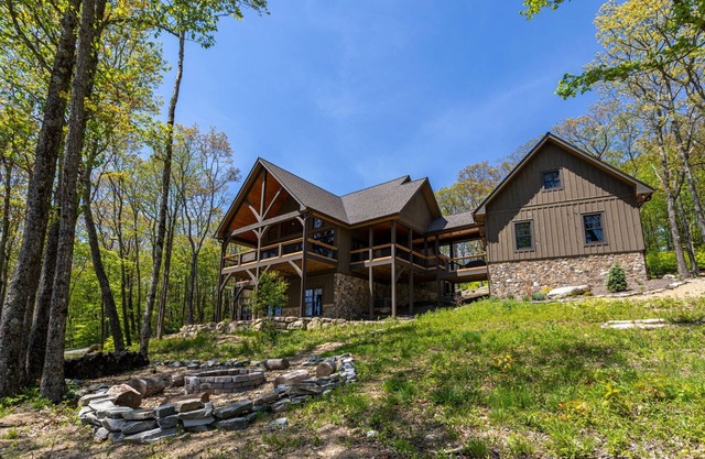 Papa Bear Lodge at Eagles Nest- Ridgetop home with views, fire pit, arcade, 75 inch tv