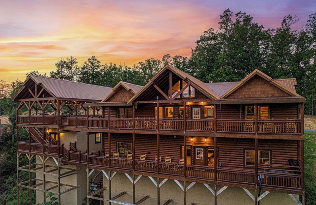Papa Bears Mountain Lodge - PRIVATE POOL, PAVILION, HOT TUB & GAME ROOM!