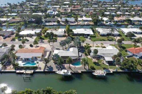 Paradisaical Enclave 5 Star Private Canal Dock Pool Family Fun