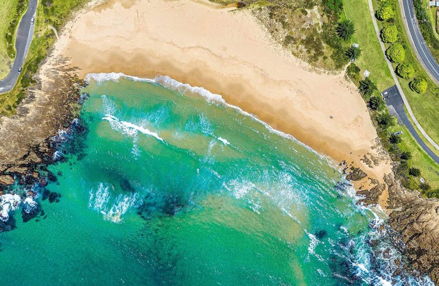 Paradise by the beach! 100 steps to the beach. Can sleep up to 15.