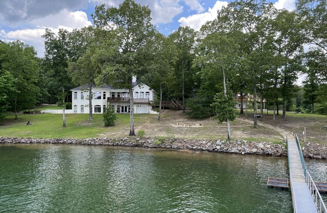 Paradise -Easy slope to the water with stone walkway and stone fire pit!