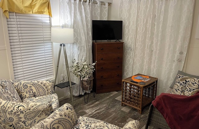 Paradise Found-3 bd 2 ba in Venice on Legacy Trail-Adults 55 plus, 2 guests max.