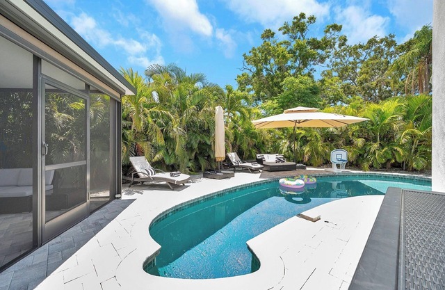 Paradise Found Home With Private Heated Saltwater Pool And Cabana Plus Game Room