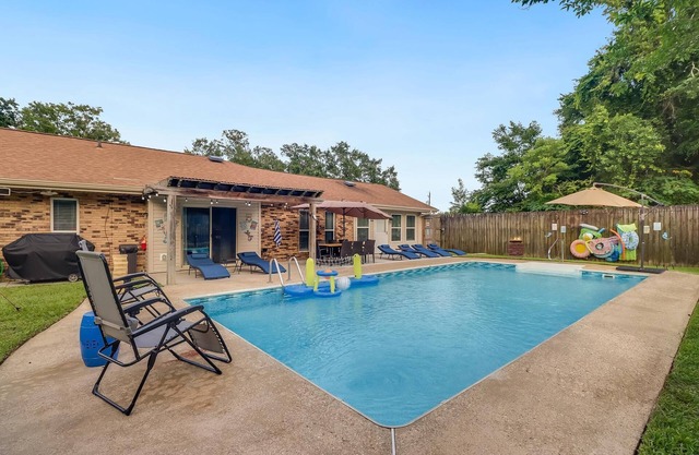 Paradise Near Beach w/Private Pool sleeps 12