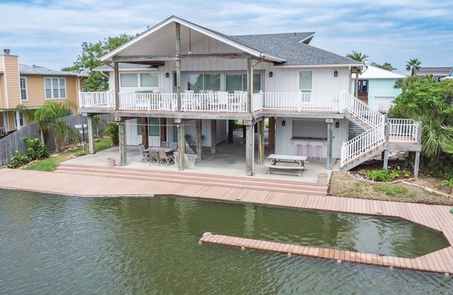 Paradise On Flamingo - 4 Bed 3 Bath Canal front home