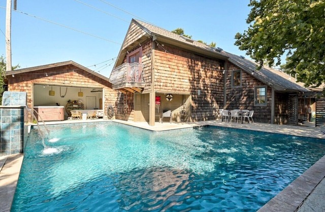 Paradise on Penn with Pool & Hot Tub Near Downtown