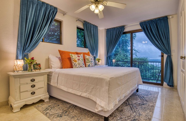 Paraiso Guest Suite, Mesmerizing Views, King Bed!