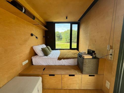 Parcel Tiny House l'Atrée au bord d'un étang