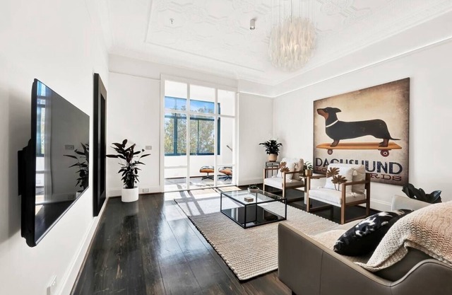 "Paris End" of St Kilda Apt.