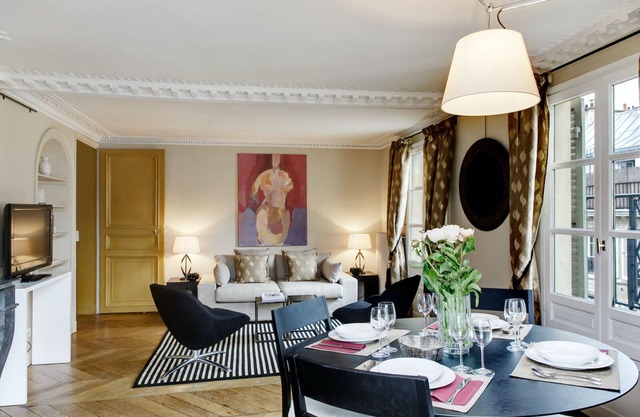 Paris Louvre Elegant residence