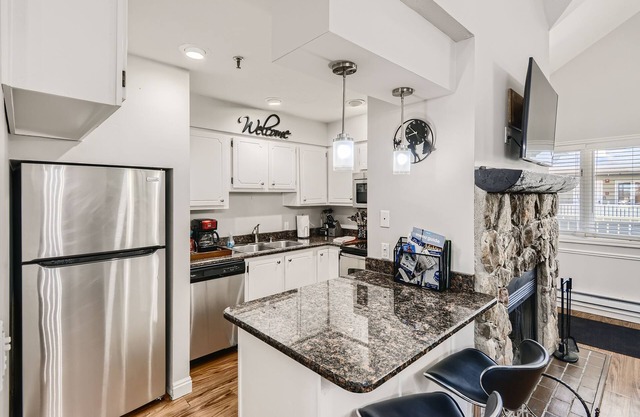 Park City 3 Bd/3Bth, minutes from slopes! Shuttle Route front